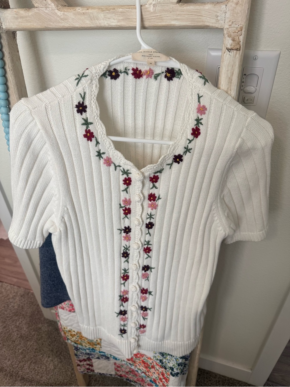 Sezane Gilet Ilena White Ribbed Short-Sleeve Cardigan with Floral Embroidery - Picture 2 of 8